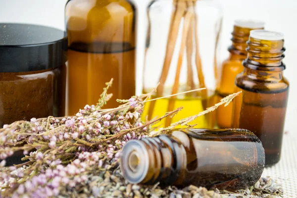 Óleo essencial e flores de lavanda — Fotografia de Stock