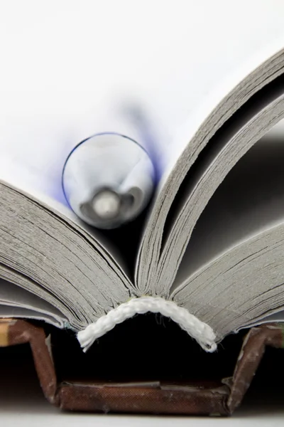 Onderwijs of lezing concept met boek en pen — Stockfoto
