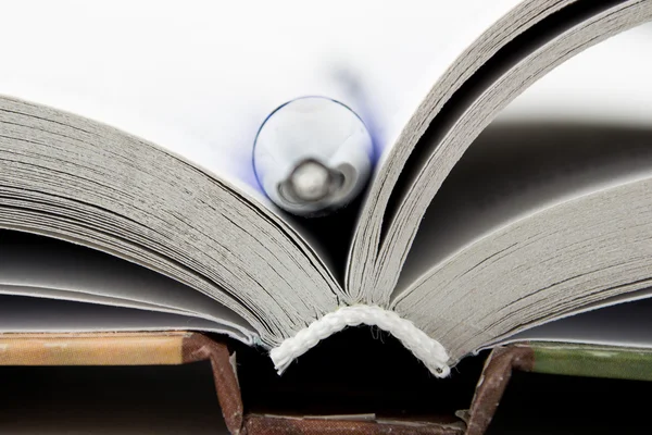 Concetto di istruzione o lettura con libro e penna — Foto Stock