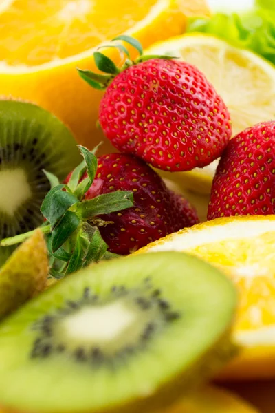 Anzeige frischer Früchte auf farbenfrohem Hintergrund — Stockfoto