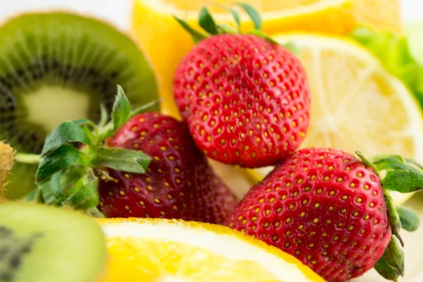 Anzeige frischer Früchte auf farbenfrohem Hintergrund — Stockfoto