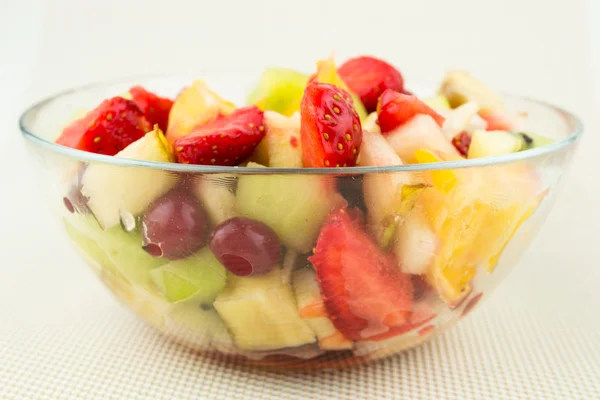 Salat mit frischen Früchten und Beeren — Stockfoto