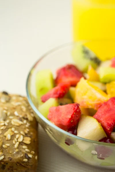 Sallad med färska frukter och bär — Stockfoto