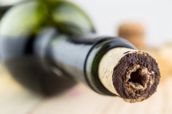 Mantar ile eski şarap şişesi Close-Up Stok Resim