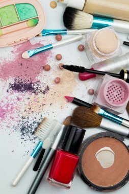 Makyaj izole üzerinde beyaz arka plan ayarlamak