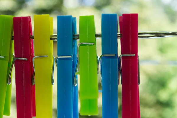 Pinzas de vestir de colores en el jardín —  Fotos de Stock