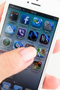 iPhone 5 üzerinde beyaz izole bir el
