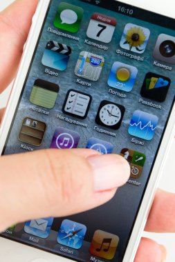 iPhone 5 üzerinde beyaz izole bir el