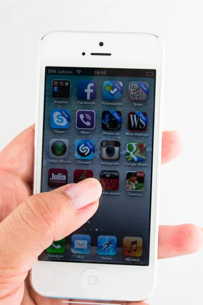 Iphone 5 在手上白色隔离 免版税图库图片
