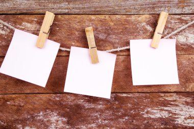 beyaz kağıt üzerinde eski bir ahşap arka plan