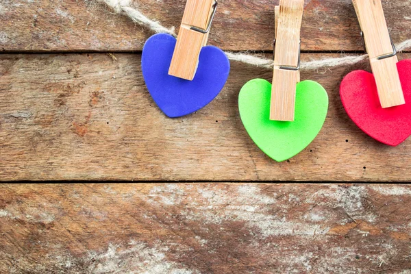 Corazones de colores sobre fondo de madera — Foto de Stock