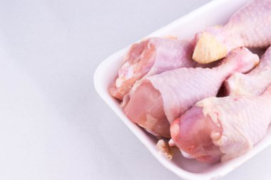 Çiğ tavuk bacağı.