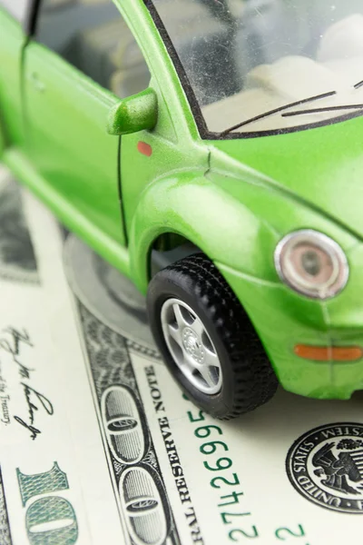Carro de brinquedo e dinheiro sobre branco Alugar, comprar ou seguro carro conceito — Fotografia de Stock