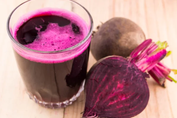 Fechar o suco de beterraba vermelha fresca — Fotografia de Stock