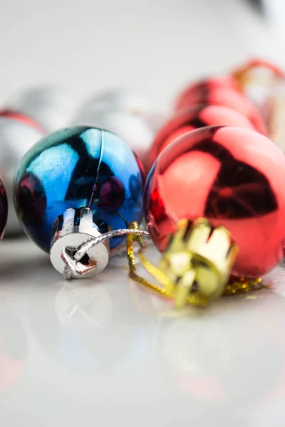 Nuovo sfondo anno con palline colorate decorazione — Foto Stock