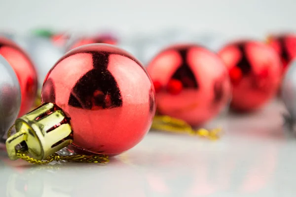 Nouvel an fond avec des boules de décoration colorées — Photo