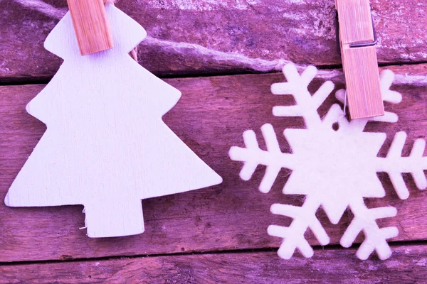 Árbol de abeto y juguetes de copo de nieve sobre fondo de madera —  Fotos de Stock