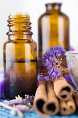 temel yağ ve lavanta çiçekleri