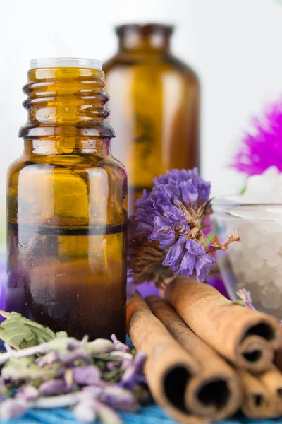 Óleo essencial e flores de lavanda — Fotografia de Stock