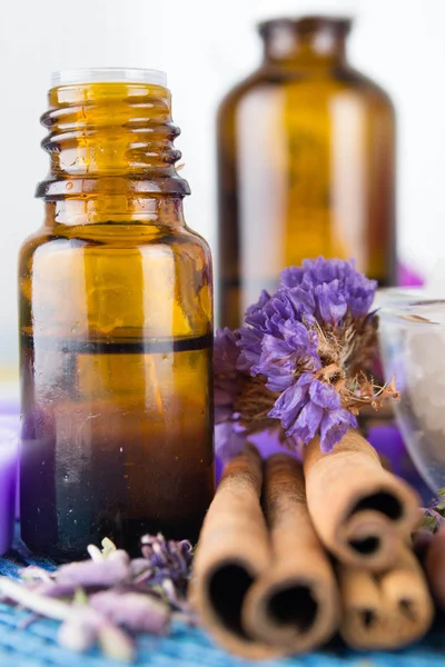 Óleo essencial e flores de lavanda — Fotografia de Stock