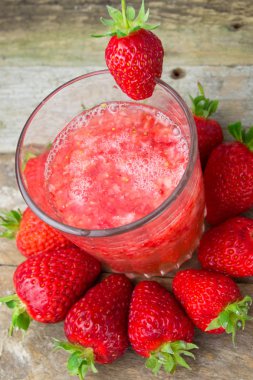 ahşap zemin üzerinde taze çilek içecek