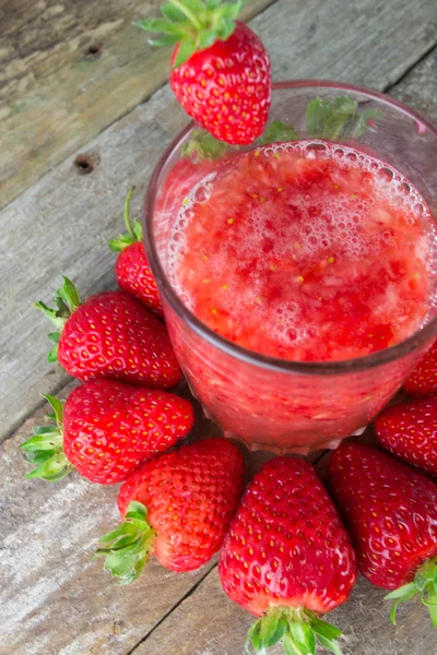 ahşap zemin üzerinde taze çilek içecek