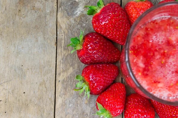 ahşap zemin üzerinde taze çilek içecek