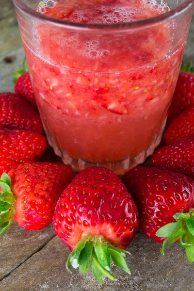 Färska jordgubbar drink på trä bakgrund — Stockfoto
