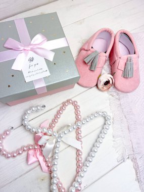 Sevgililer Günü 'nün arka planı. Mumlar, örgü şapkalar ve iğneler..