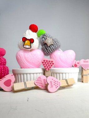 Sevgililer Günü 'nün arka planı. Mumlar, örgü şapkalar ve iğneler..