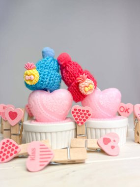 Sevgililer Günü 'nün arka planı. Mumlar, örgü şapkalar ve iğneler..