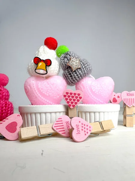 Hintergrund Des Valentinstages Kerzen Strickmützen Und Anstecknadeln — Stockfoto