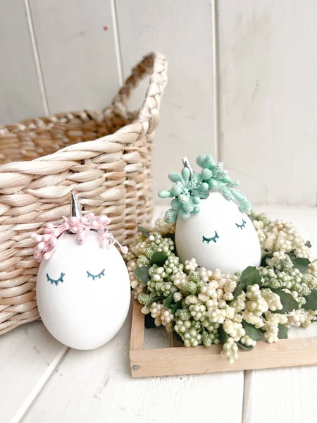 Cenário Festivo Mesa Páscoa Com Ovos Unicórnio Pintados Decoração Floral — Fotografia de Stock