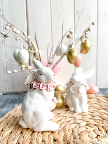 Пасхальные Керамические Белые Кролики Плетеной Текстуре Золотые Розовые Пасхальные Яйца — стоковое фото