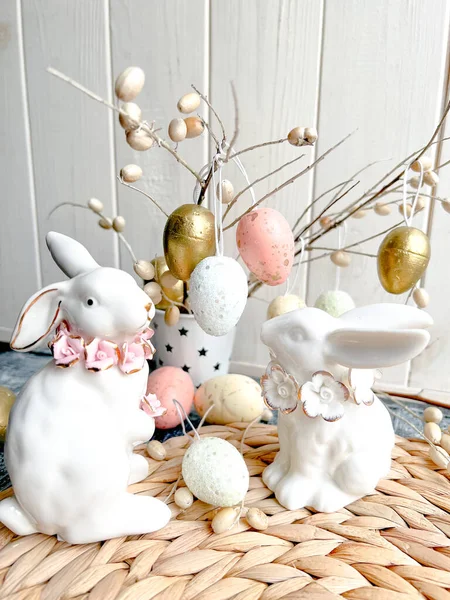 Пасхальные Керамические Белые Кролики Плетеной Текстуре Золотые Розовые Пасхальные Яйца — стоковое фото