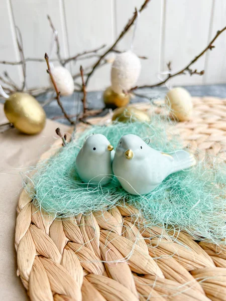 Синие Керамические Пасхальные Птицы Плетеной Текстуре Золотыми Белыми Пасхальными Яйцами — стоковое фото