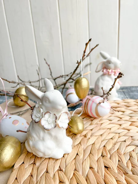 Easter Ceramic White Rabbits Wicker Texture Gold Pink Easter Eggs — Stock Photo, Image