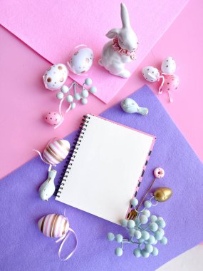Pembe Masaüstü. Paskalya süslemeleri ile birlikte defter masanın üstünde. Çerçeve kenar düz üst görünüm kopyala. 