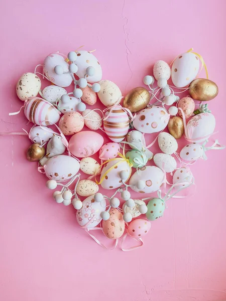 Пасхальные Яйца Сердце Розовом Фоне Пасхальная Концепция — стоковое фото