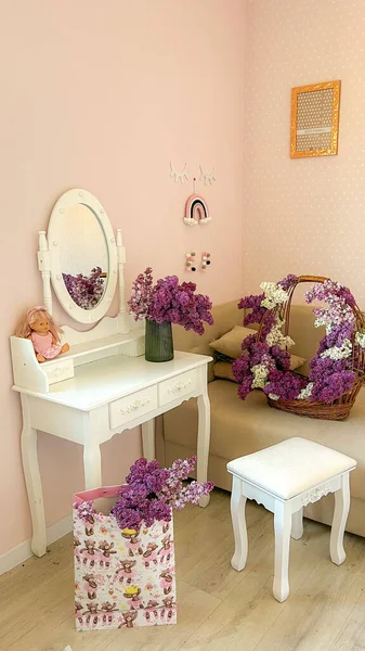 Elegante Tocador Con Flores Lila Elemento Interior — Foto de Stock