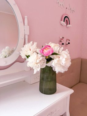 Tuvalet masasında güzel şakayık çiçekleri olan vazo.. 