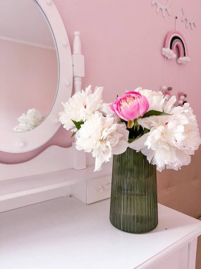 Tuvalet masasında güzel şakayık çiçekleri olan vazo.. 