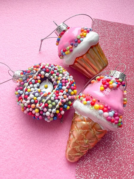 新年的甜甜圈玩具 粉红甜甜圈和冰淇淋都关门了 粉红桌布上装饰有甜甜圈和冰淇淋的圣诞创意 — 图库照片