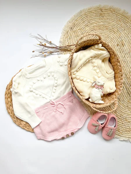 Set Knitted Baby Rombers Bodysuit Wicker Basket Fashion Baby Clothes — Stock Photo, Image