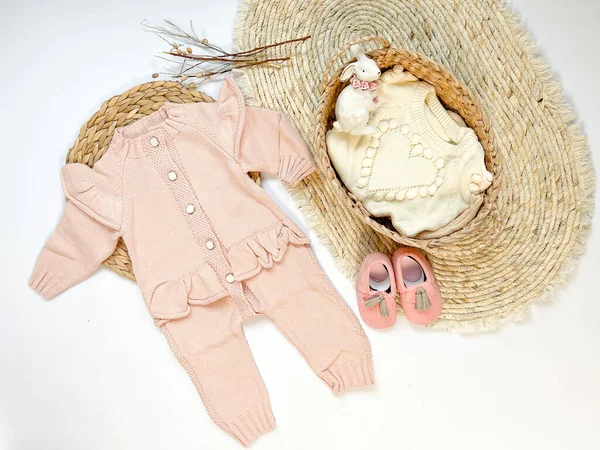 Set Knitted Baby Rombers Bodysuit Wicker Basket Módní Dětské Oblečení — Stock fotografie