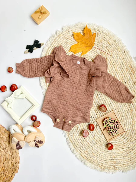 竹のスタンド付きの白い背景にロンパー ニットベビースーツのセット 赤ちゃんの秋の衣装 トレンドの服のコラージュ 平置きだ トップ表示 — ストック写真