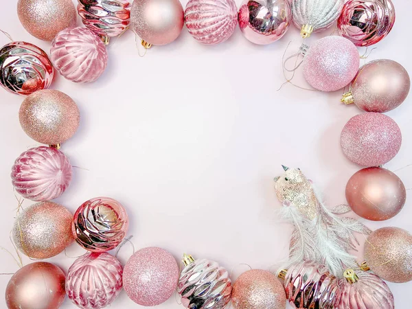 圣诞作文 圣诞球 粉色和银色装饰白色背景 平面布局 顶视图 复制空间 — 图库照片