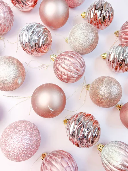 Noel Kompozisyonu Beyaz Arka Planda Noel Baloları Pembe Gümüş Süslemeler — Stok fotoğraf