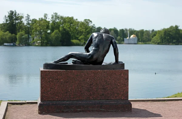 Скульптура сидящего человека — стоковое фото