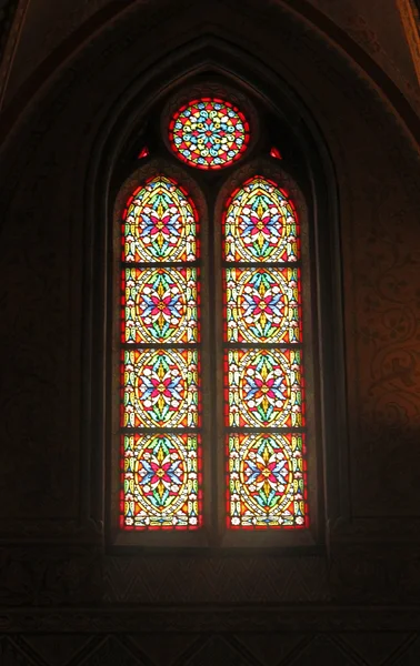 Glas-in-loodramen in de kathedraal Rechtenvrije Stockafbeeldingen